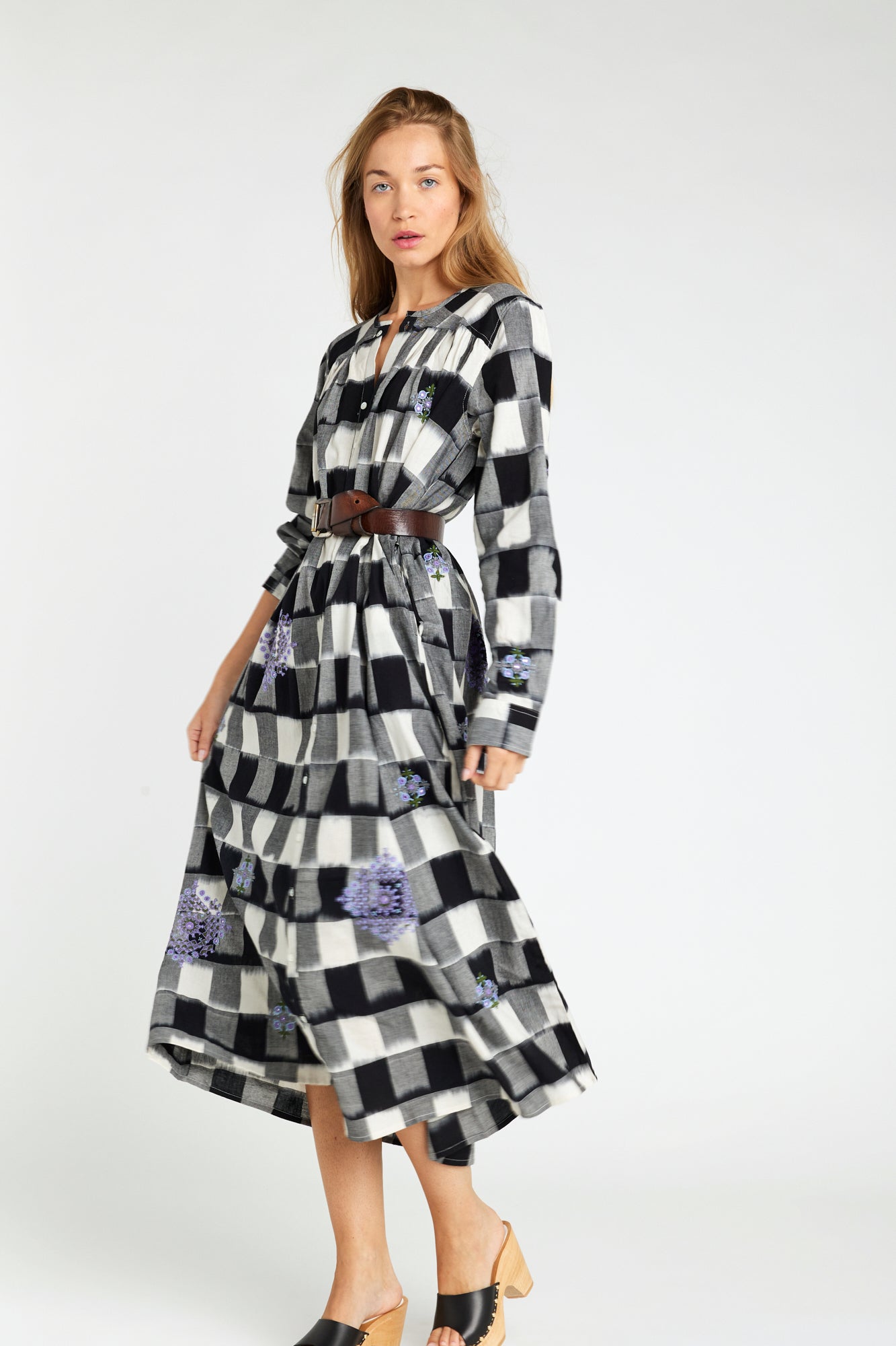 Robe longue à carreaux noirs brodée Inji Ikat