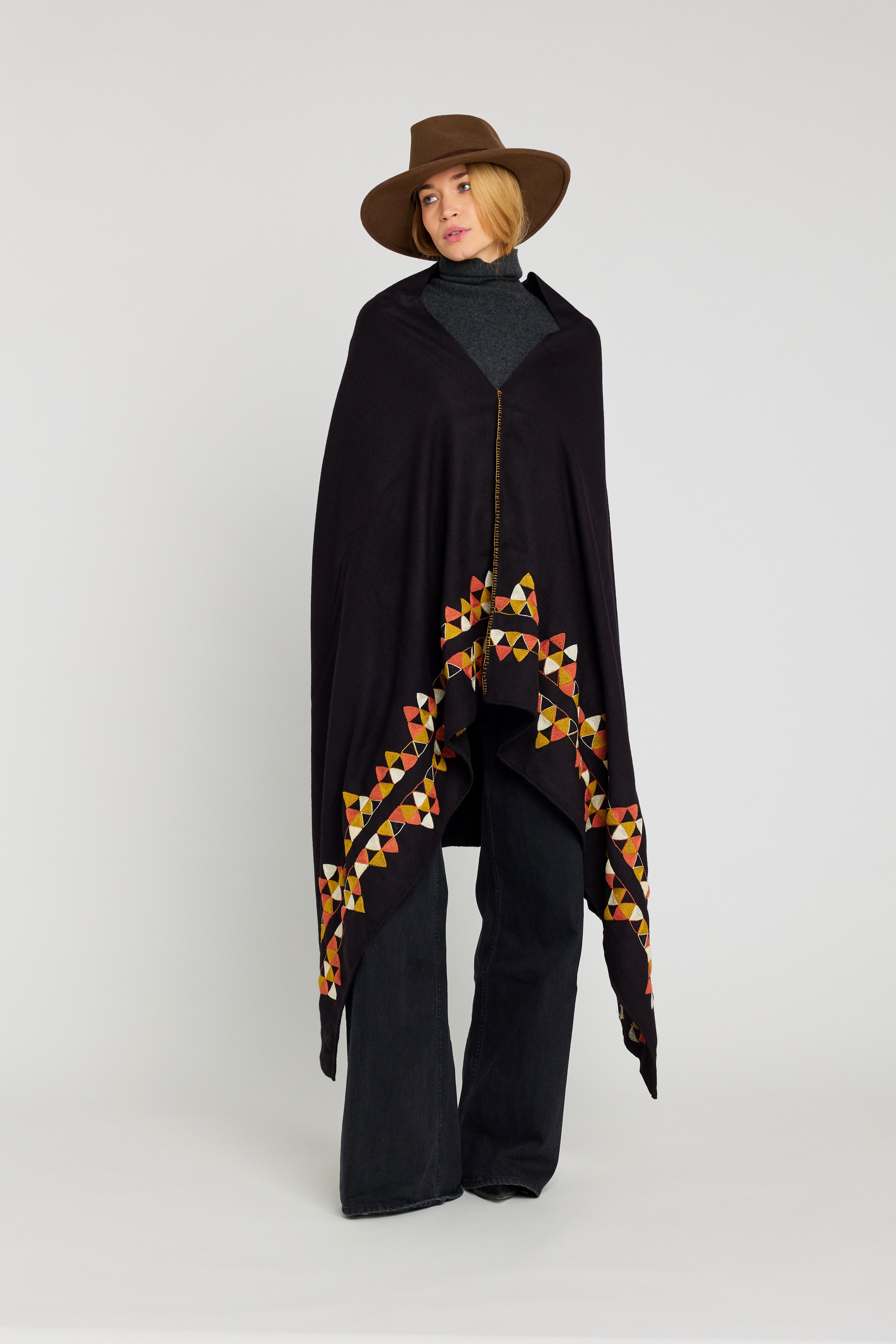 Poncho noir ou blanc brodé PLAYFUL