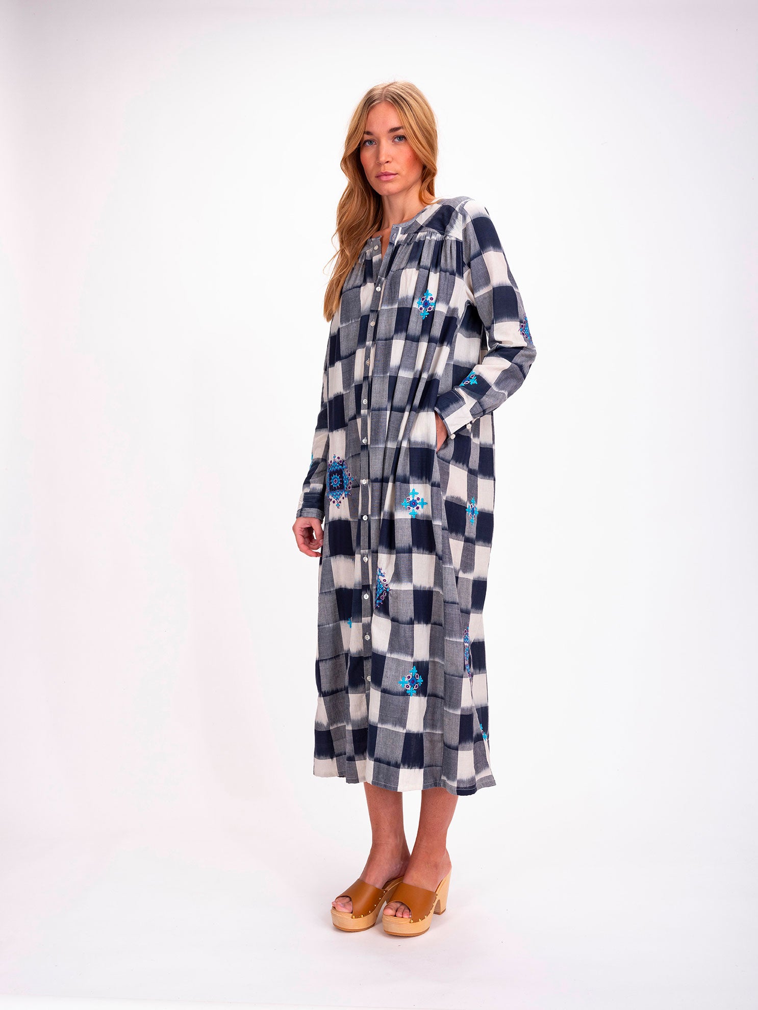 Robe longue à carreaux brodée Inji Ikat