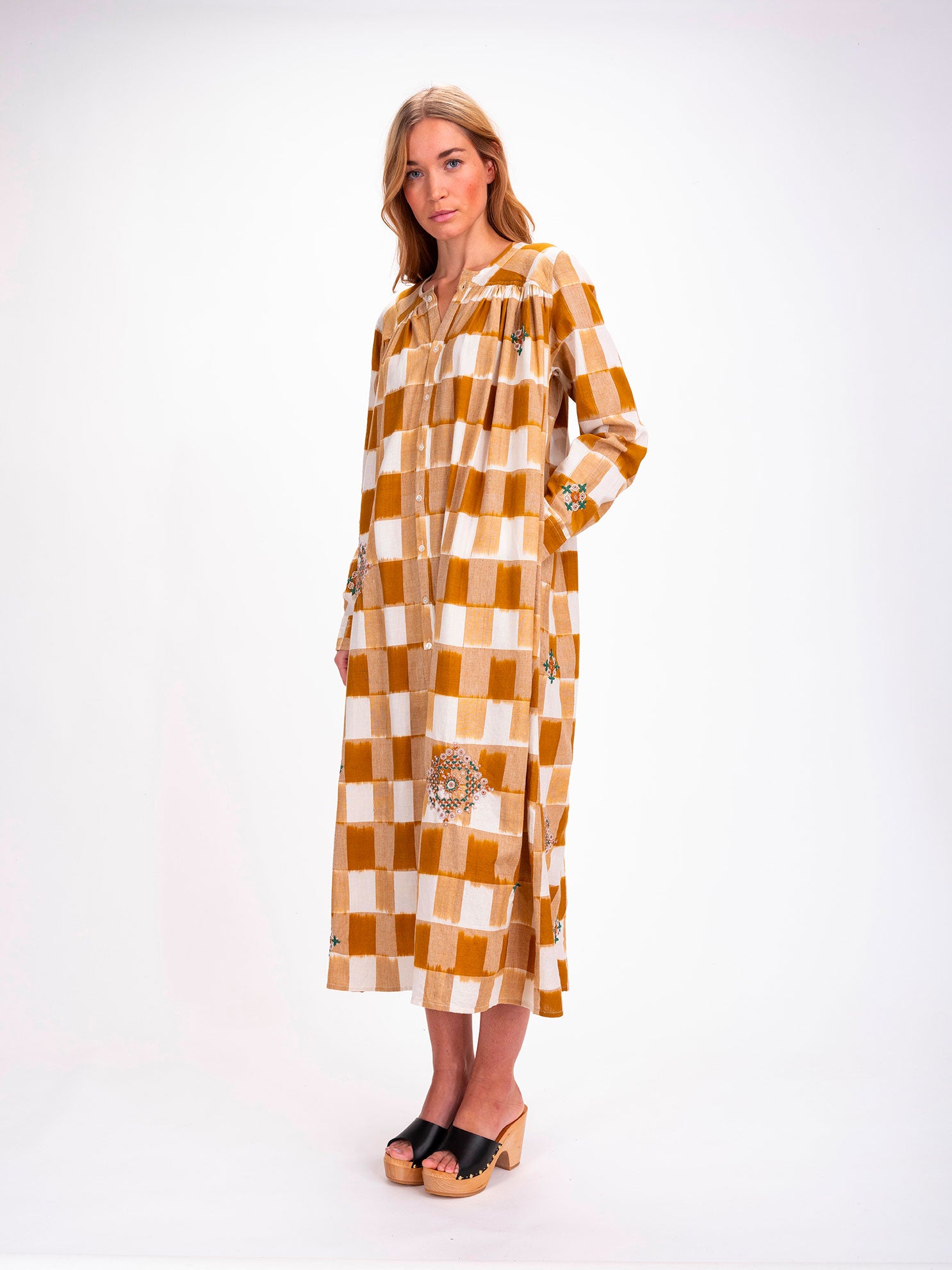 Robe longue à carreaux brodée Inji Ikat