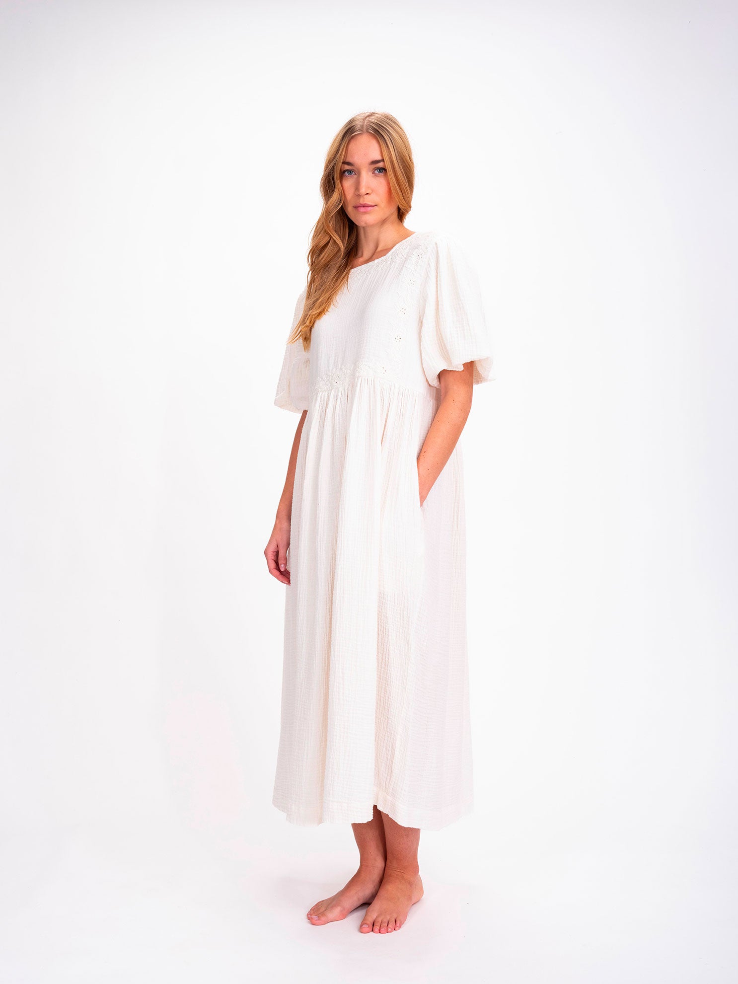 Robe blanche brodée Birdy