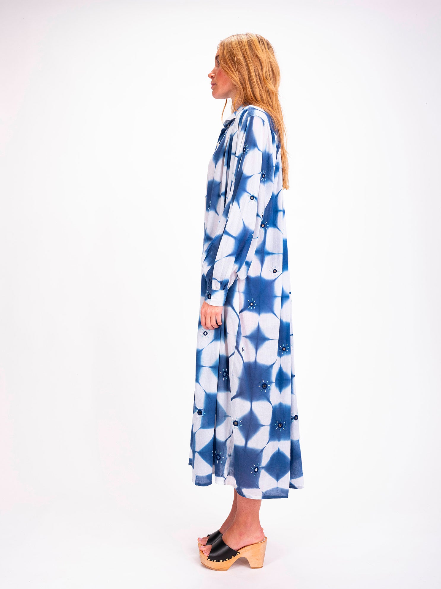 Robe tie and dye bleu brodée Cramp