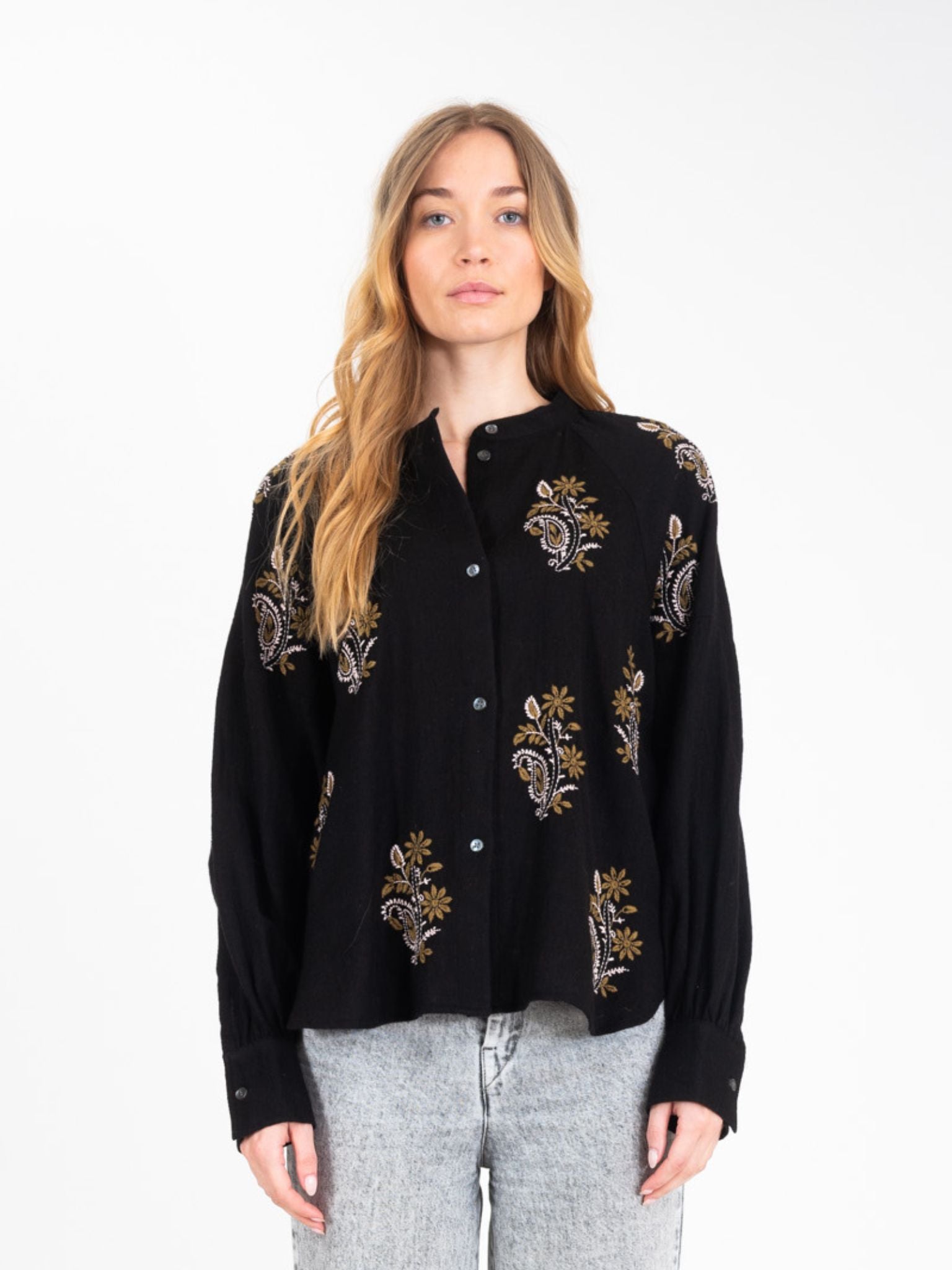 HIPPY embroidered black shirt