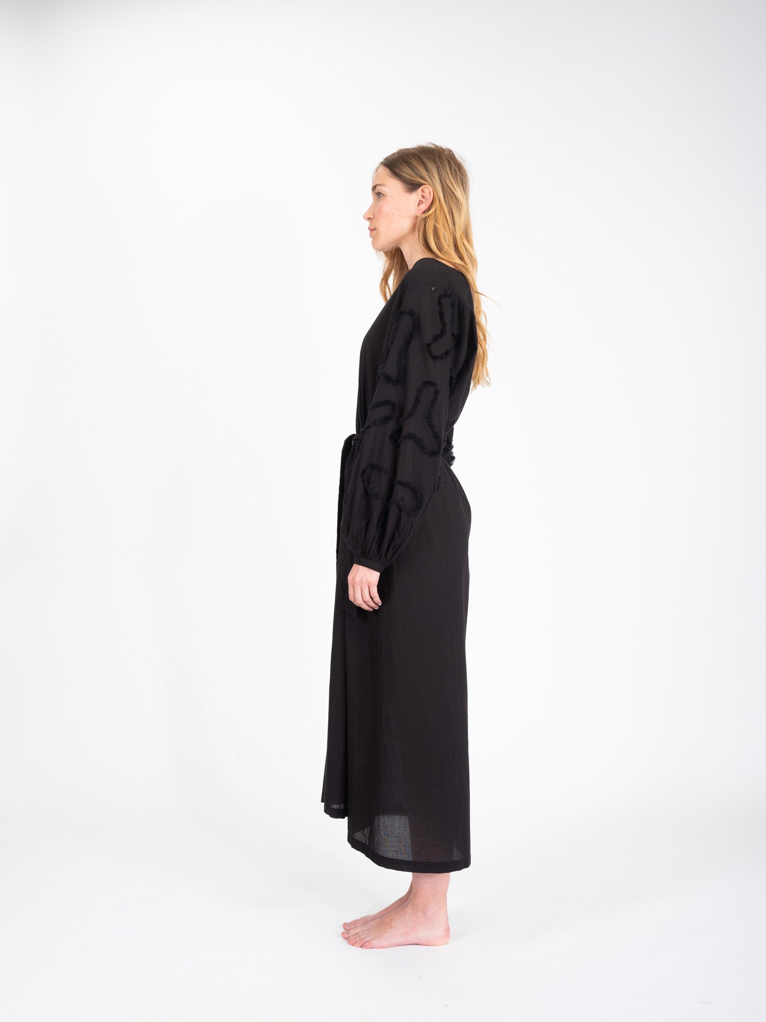 Robe longue noire brodée Satya