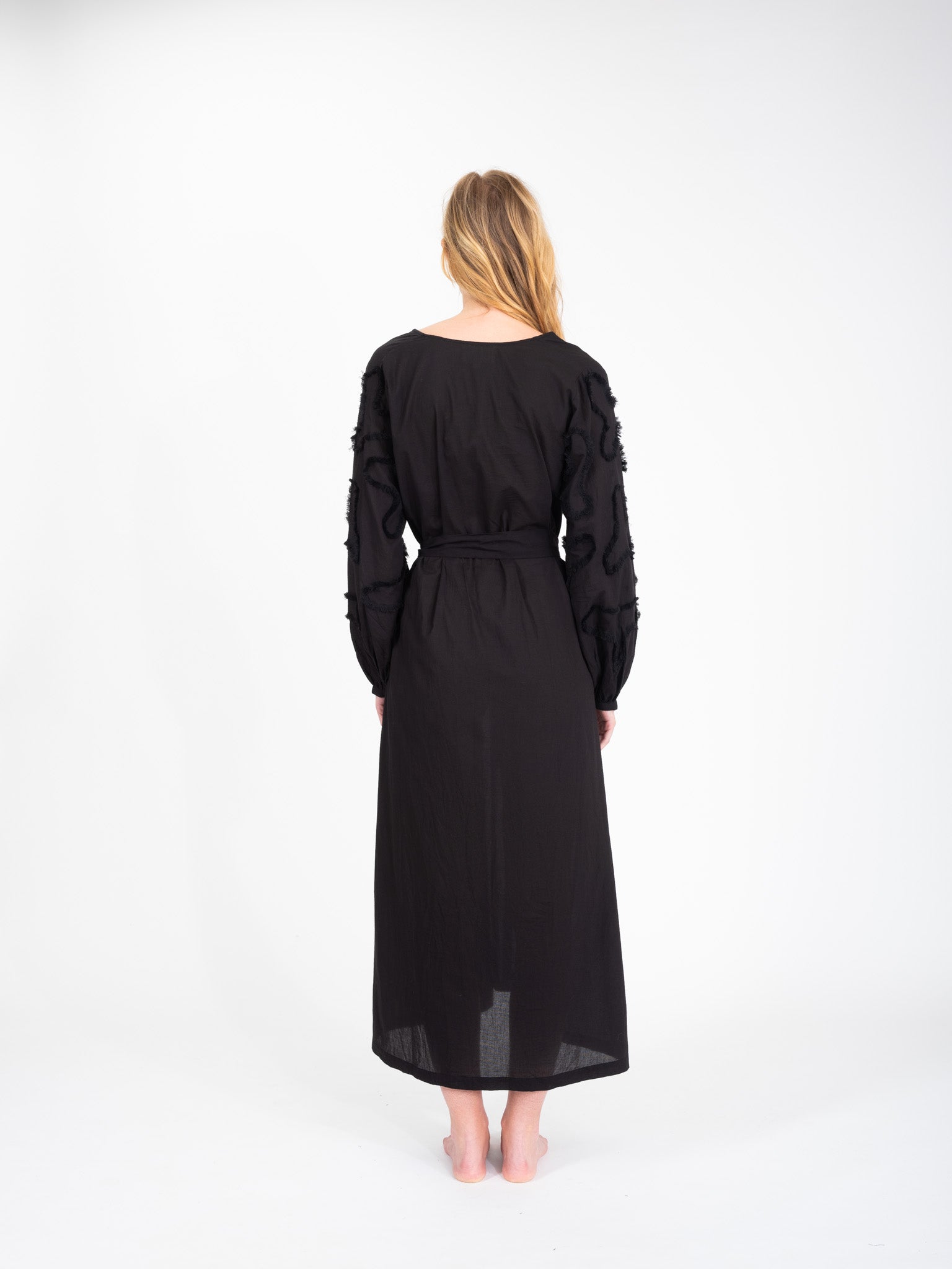 Robe longue noire brodée Satya