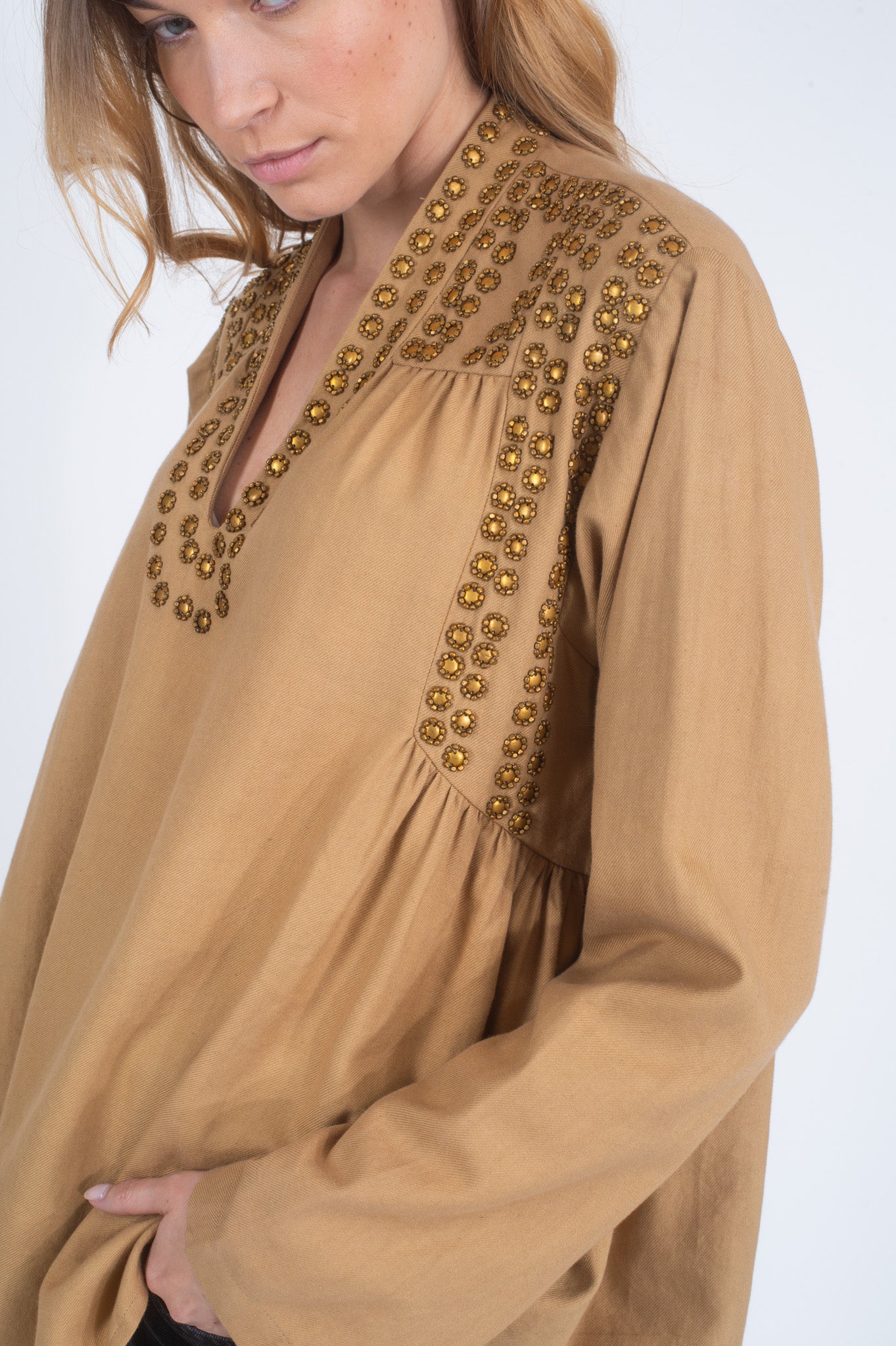 Blouse camel ornée de sequins dorés BLING